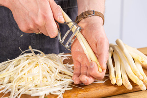 weißen Spargel schälen