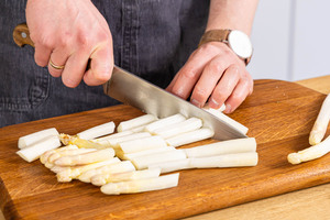Spargel in Stücke schneiden
