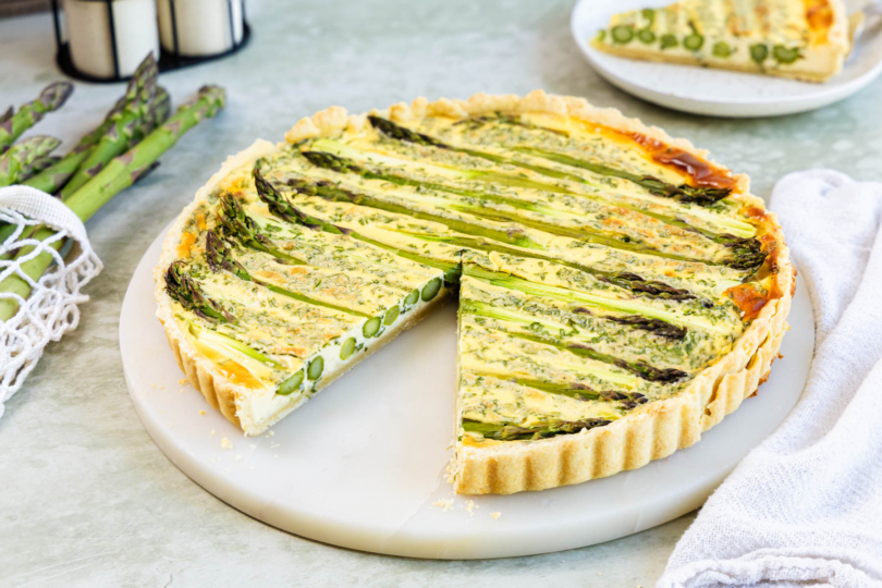 Spargelquiche mit grünem Spargel angeschnitten