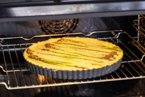 Spargelquiche mit grünem Spargel backen