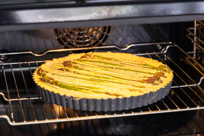 Spargelquiche mit grünem Spargel backen
