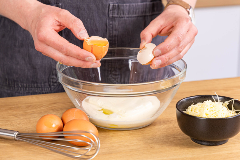 Ei zur Sahne mit Frischkäse geben