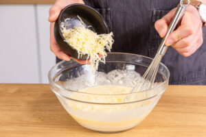geriebenen Käse zur Füllung geben