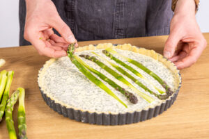 Spargelquiche mit grünem Spargel auslegen
