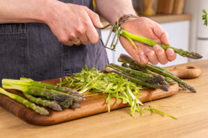 grünen Spargel schaelen