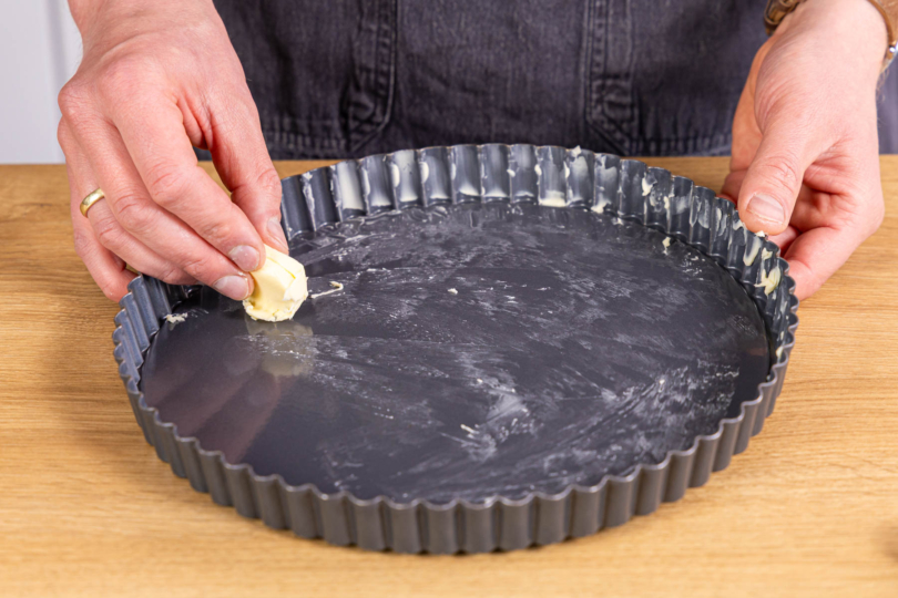 Tarteform einfetten
