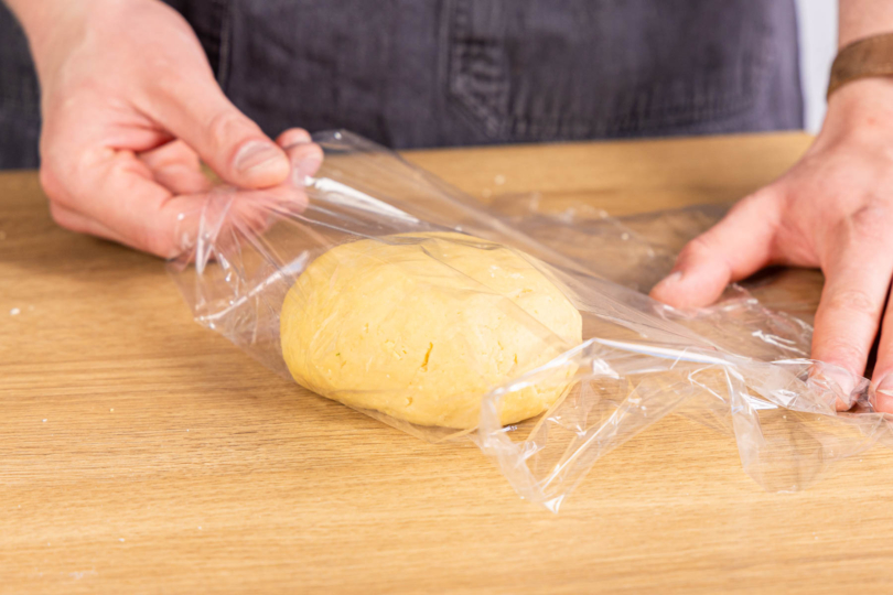 Teig in Frischhaltefolie einpacken