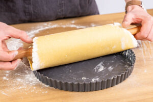 Teig in die Tarteform legen