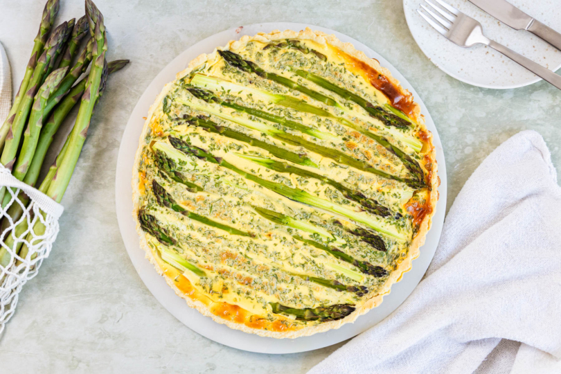 Spargelquiche mit grünem Spargel top-down