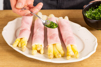 Spargelroellchen mit Dressing beträufeln
