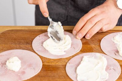 Kochschinken mit Frischkäse bestreichen