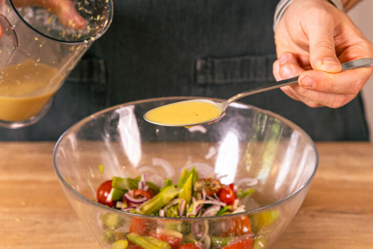 Dressing zum Salat geben
