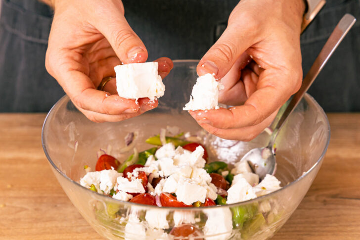 Feta über den Spargelsalat bröseln