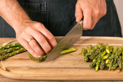 Spargel putzen un in Stücke schneiden