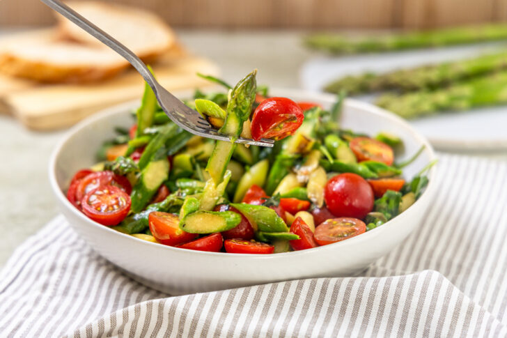 Spargelsalat mit grünem Spargel und Tomaten