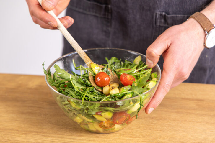 Spargelsalat mit grünem Spargel vermengen