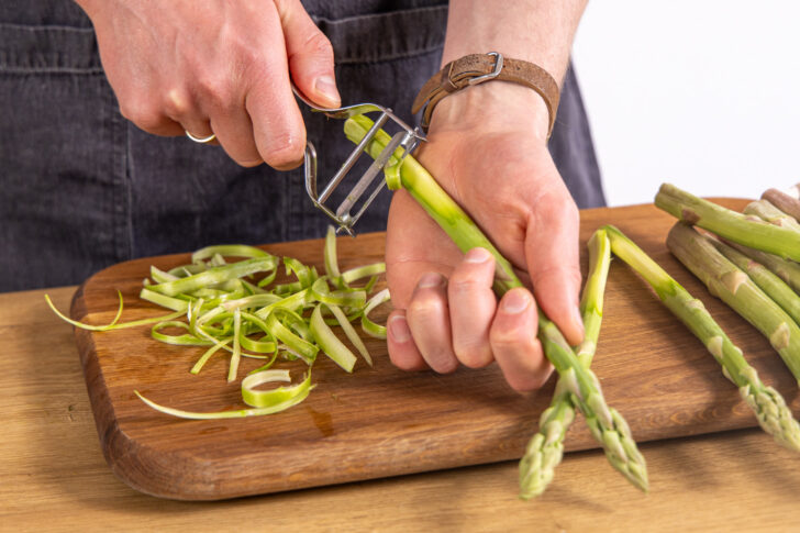 Spargel schälen
