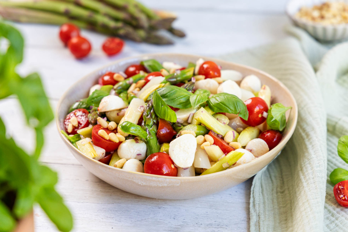 Spargelsalat mit Tomaten und Mozzarella