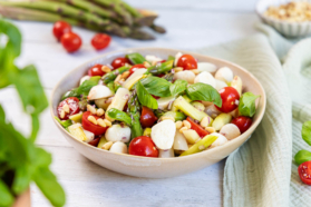Spargelsalat mit Tomaten und Mozzarella