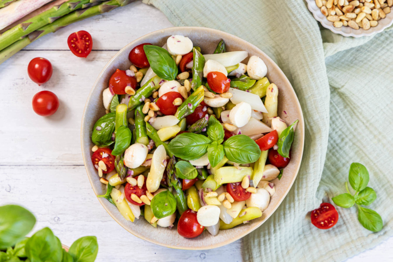 Spargelsalat mit Tomaten und Mozzarella top-down