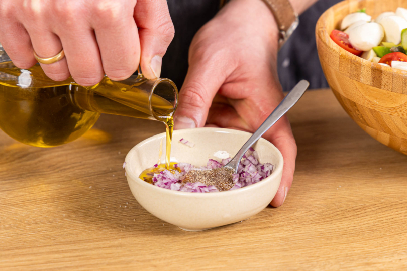 Dressing für den Spargelsalat anrühren