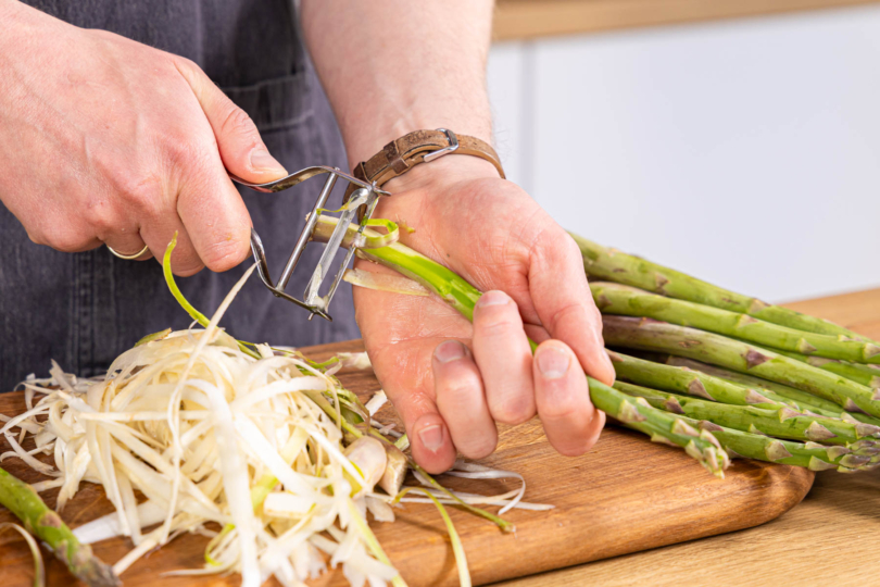 grünen Spargel schälen