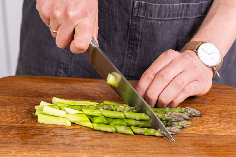 grünen Spargel schneiden