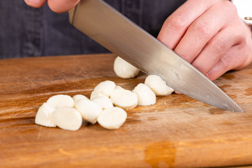 Mozzarellakugekeln halbieren