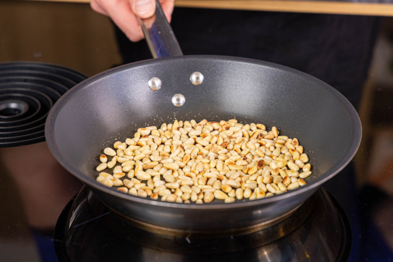 Pinienkerne anrösten