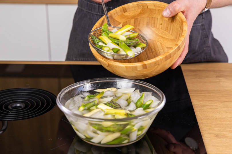 gegarten Spargel in Eiswasser abschrecken
