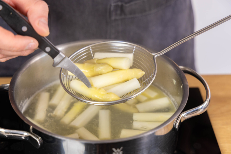 Spargelspitzen auf Konsitenz überprüfen