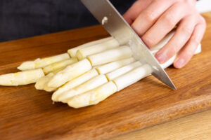 Spargel schneiden