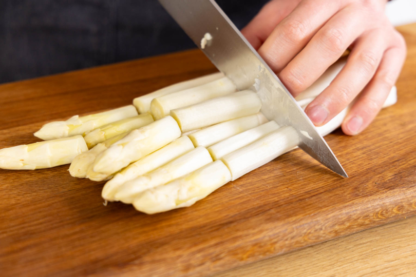 Spargel schneiden