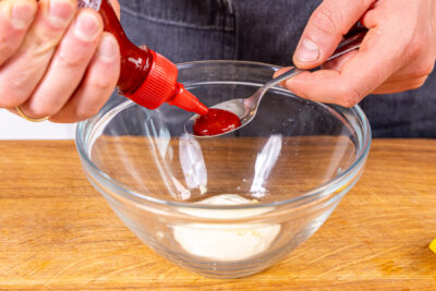 Sriracha Sauce zur Mayo geben