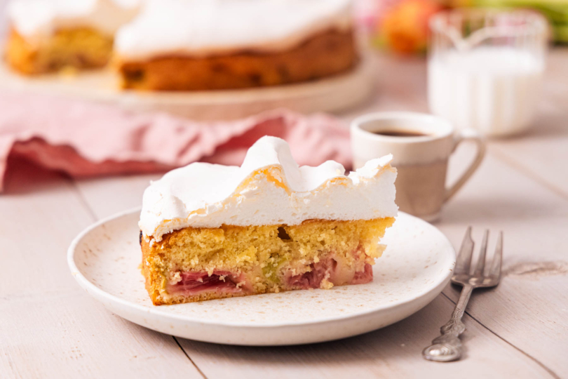 Stück Rhabarberkuchen mit Baiserhaube