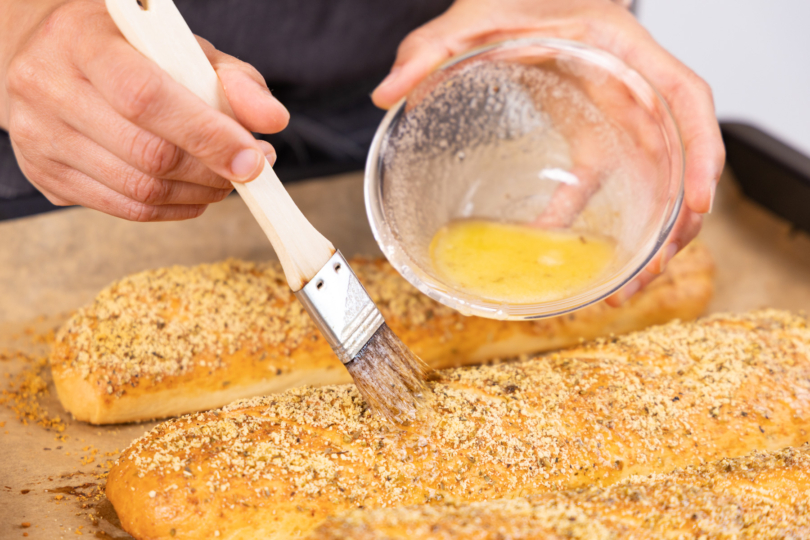 Fertige Baguettes mit Ei bestreichen