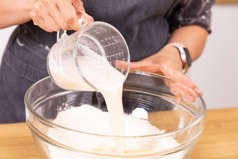 Hefemilch zu Mehl dazugeben