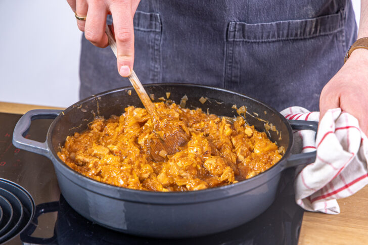Szegediner Gulasch umrühren
