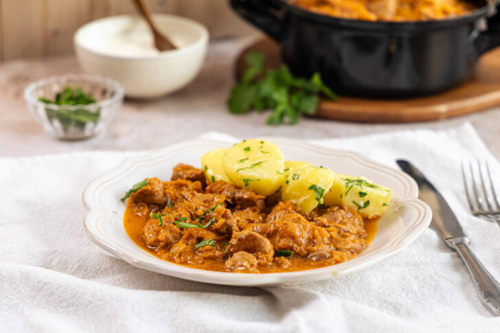 Gulasch mit Kartoffeln servieren