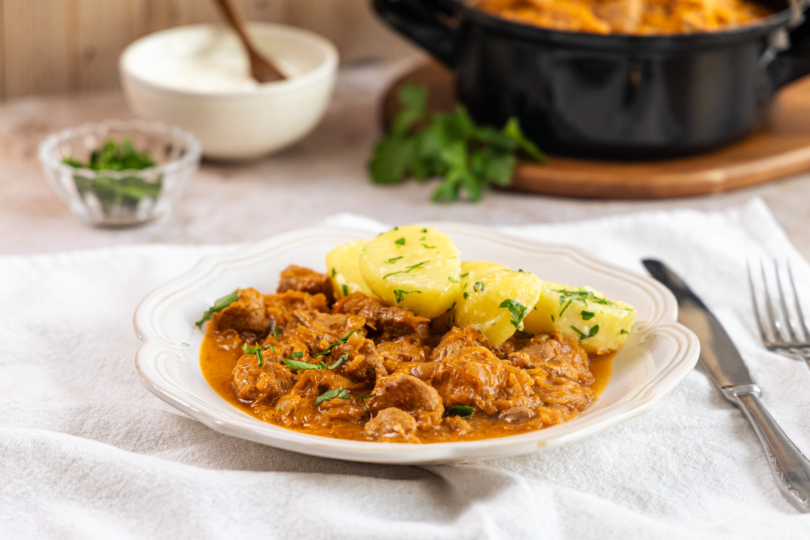 Gulasch mit Kartoffeln servieren