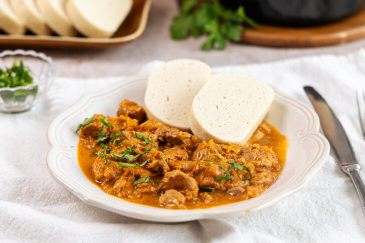 Szegediner Gulasch mit Knödel