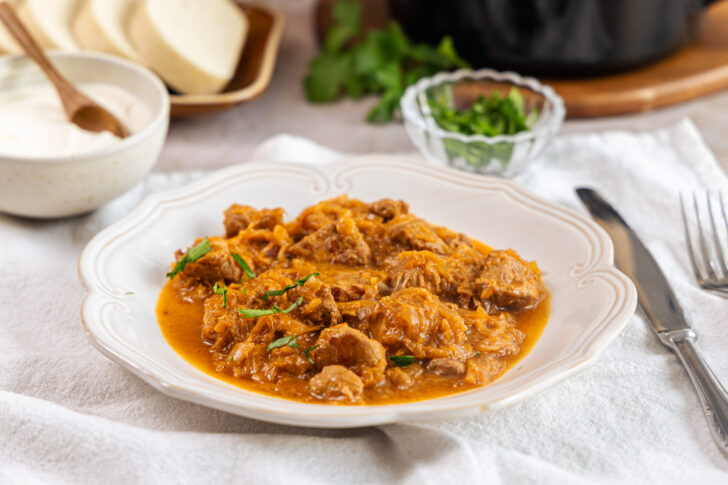 Szegediner Gulasch servieren