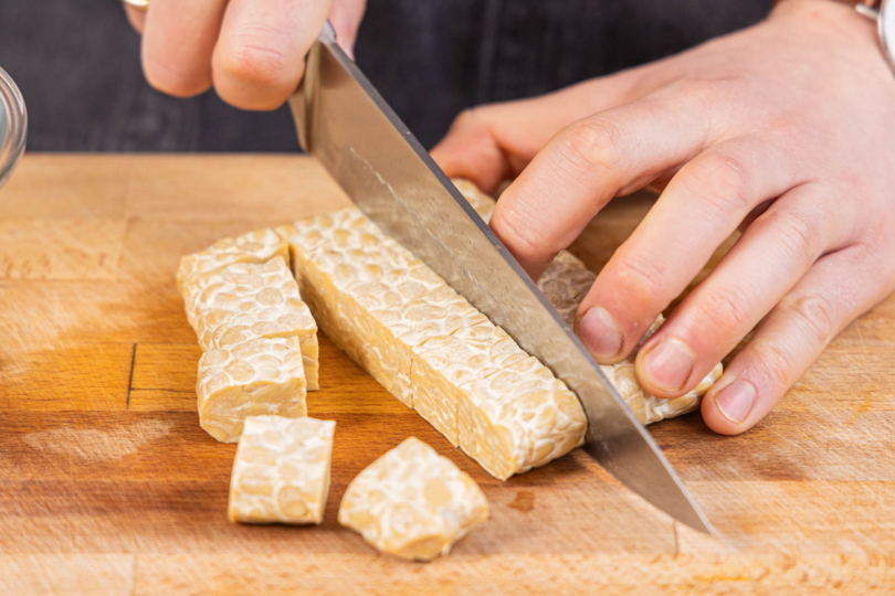 Tempeh in Würfel schneiden