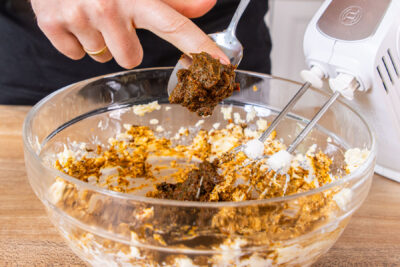 Tomatenpüree zur Butter geben