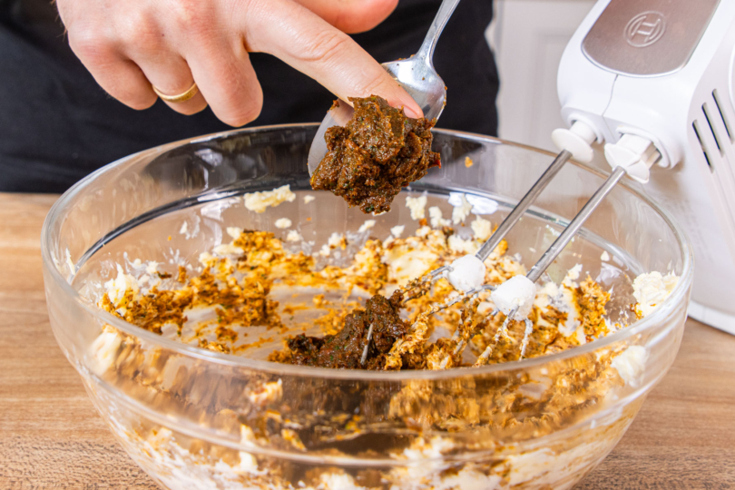 Tomatenpüree zur Butter geben