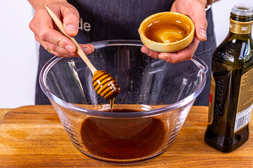 Balsamico-Dressing in Schüssel verrühren
