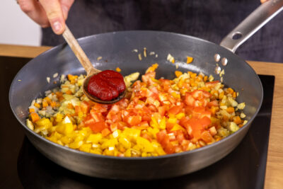 Tomatenmark dazugeben