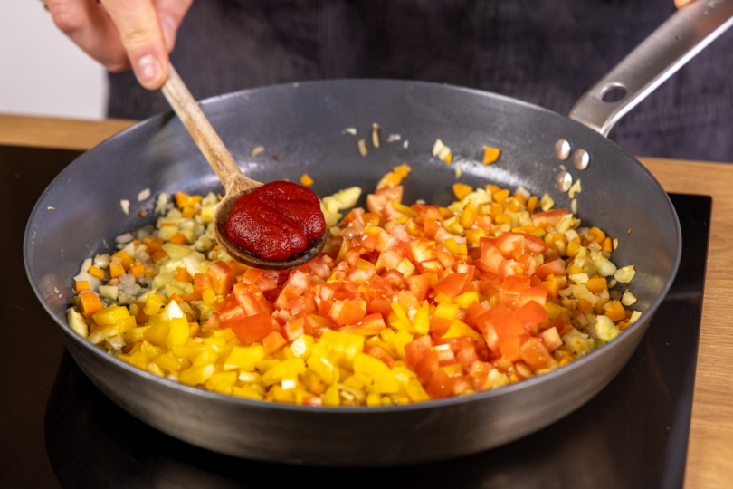 Tomatenmark dazugeben