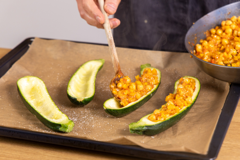 Zucchini mit Kichererbsen füllen