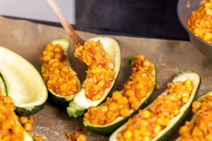 Zucchini mit Linsen füllen
